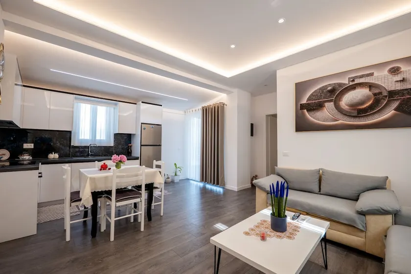 Lekursi Penthouse Sarande - Image 1
