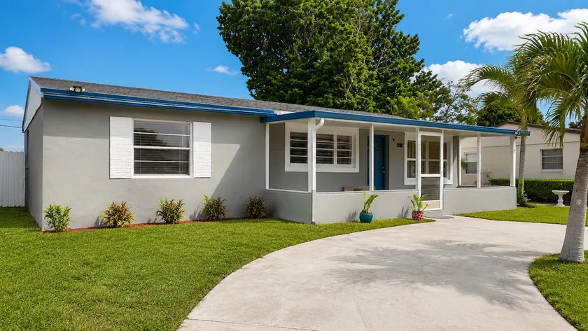 Modern Family Home near Airport• Beach•Cruise Port - Image 1