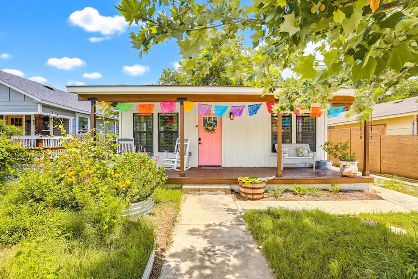 Casita Linda, A Charming Southtown Retreat w/pool - Image 1