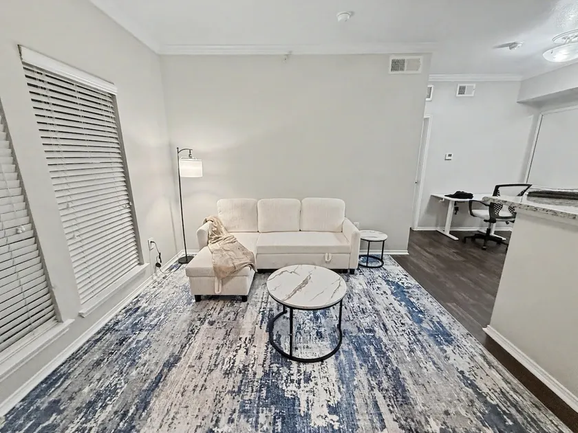 Spacious 1BR in Dallas | Queen Bed & Fast Internet - Image 1