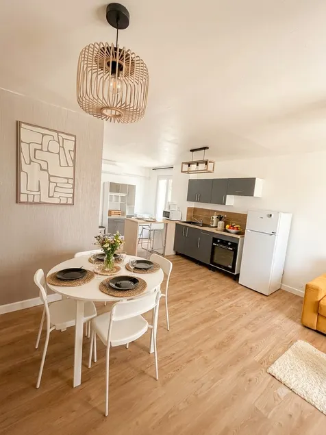 Renovated T2 with charm in a village courtyard. - Image 1