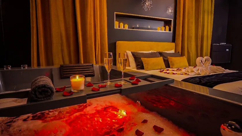 L'Écrin d'Or • Hot tub & Private Movie Theater - Image 1