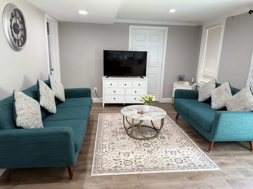 Stylish Hotel-Style Retreat with Private Entrance. - Image 1
