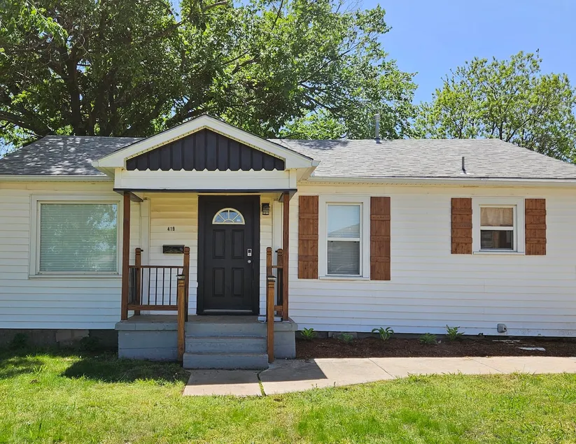 Cute 2-bedroom Farmhouse Style House in Shawnee! - Image 1