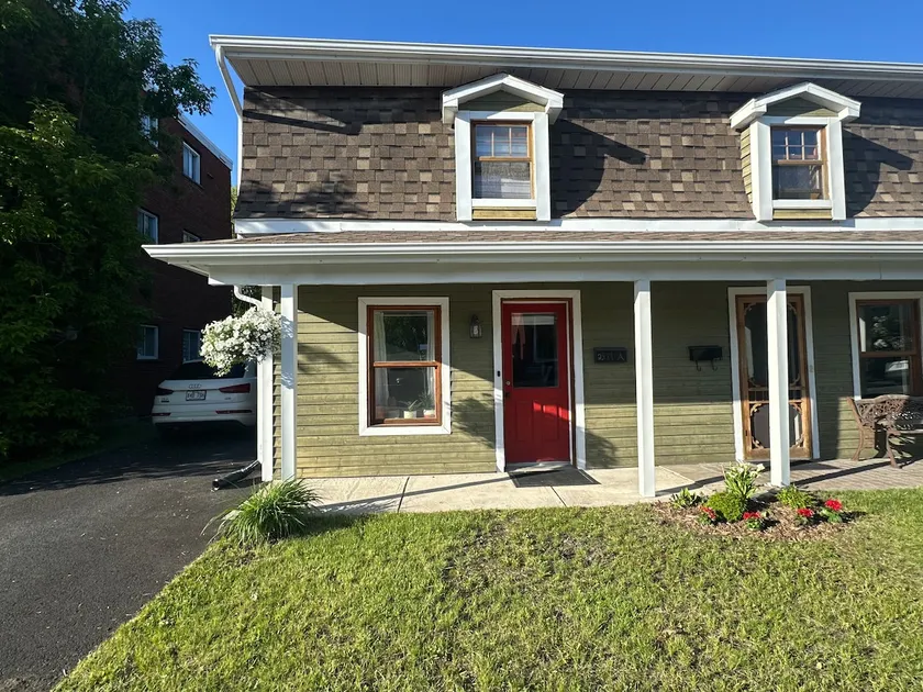 Entire house • Private courtyard • Falls - Image 1