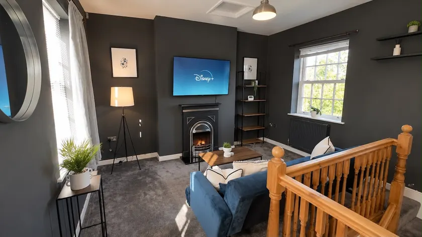Private 1 Bed House in Tipton with Parking - Image 1