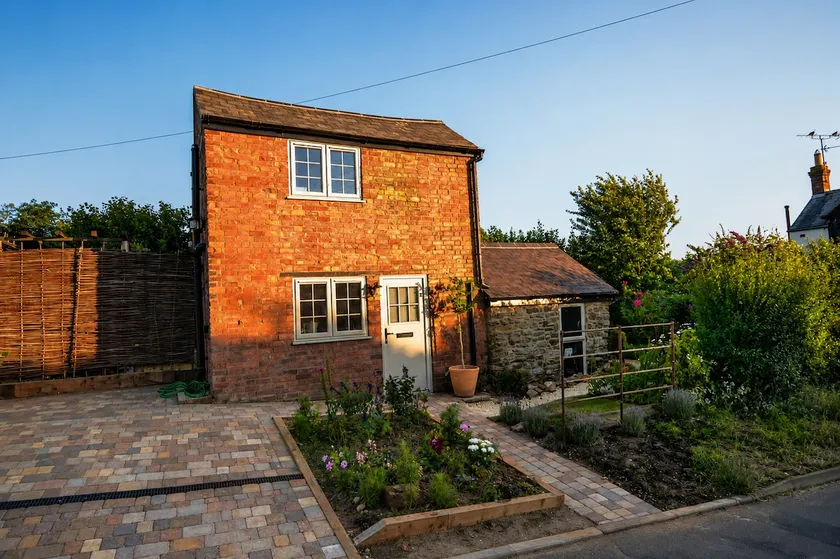 Cosy Cottage with Outdoor Bath in Northants - Image 1