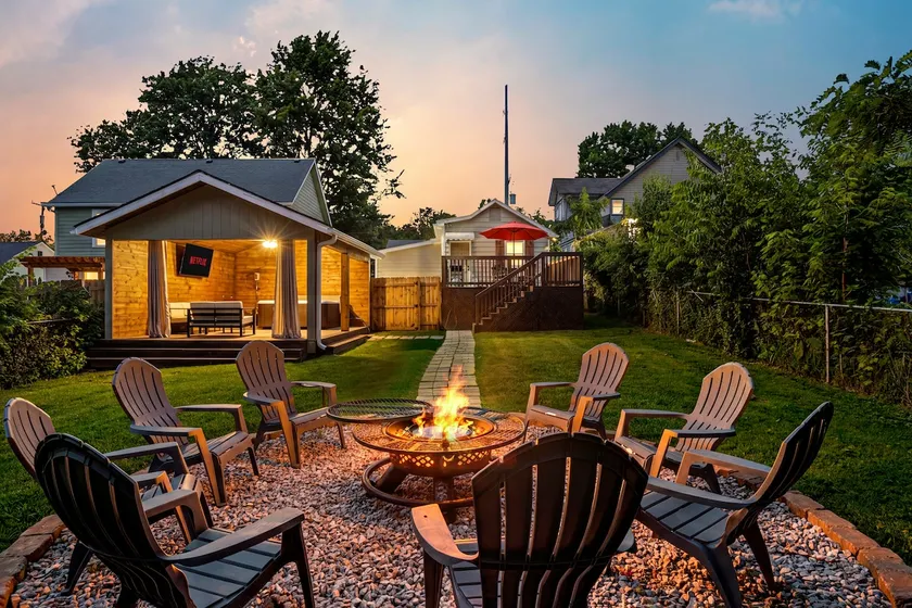 The Luxe/Hot Tub/Firepit/King Beds/Fenced Yard/ - Image 1