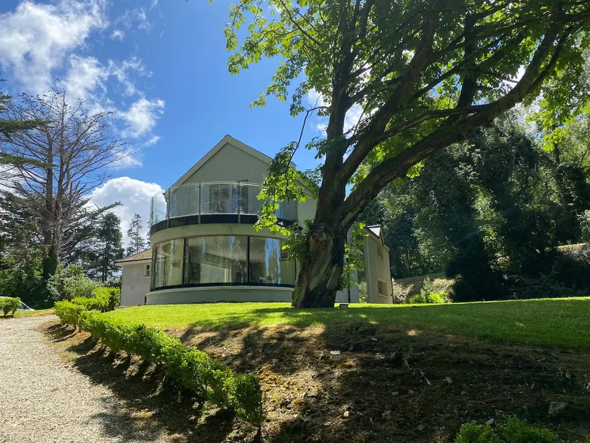 Stunning 4 bed home for 9, mature gardens & river - Image 1