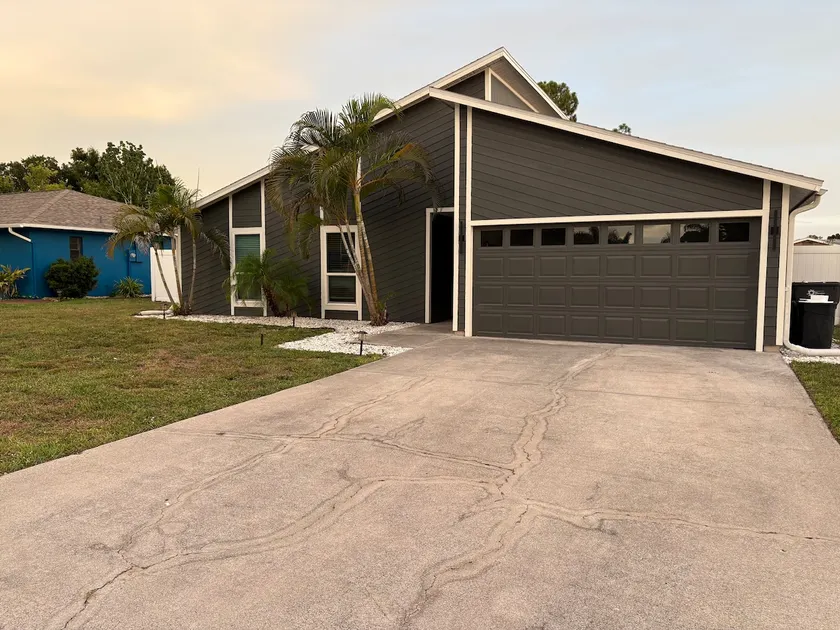 3 Bedroom Home in Bradenton North Sarasota with Pool - Image 1