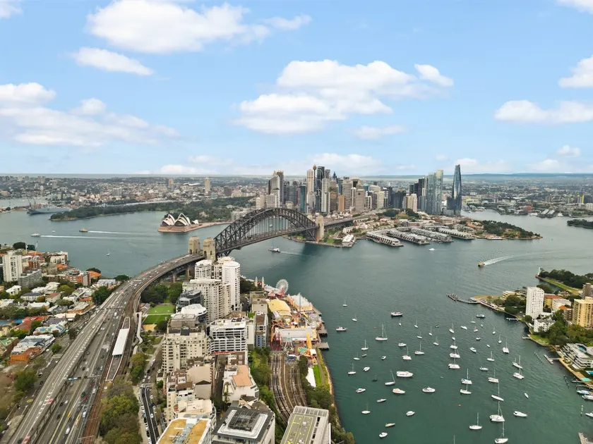 Sydney Leafy retreat 2BDR with parking and Access to CBD - Image 1