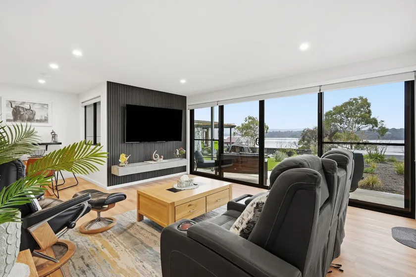 Waterfront Studio, King Bed, Own Entrance & BBQ - Image 1