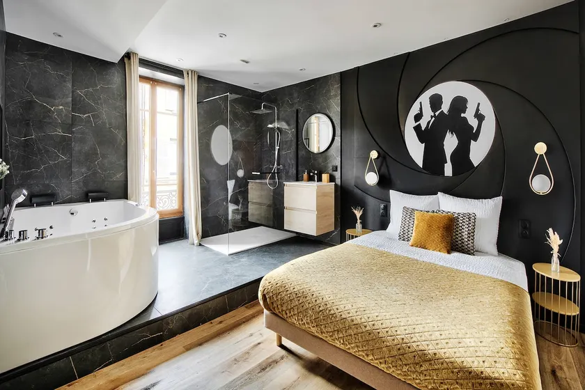 James Bond 007 Suite - Spa & Air Conditioning - Image 1