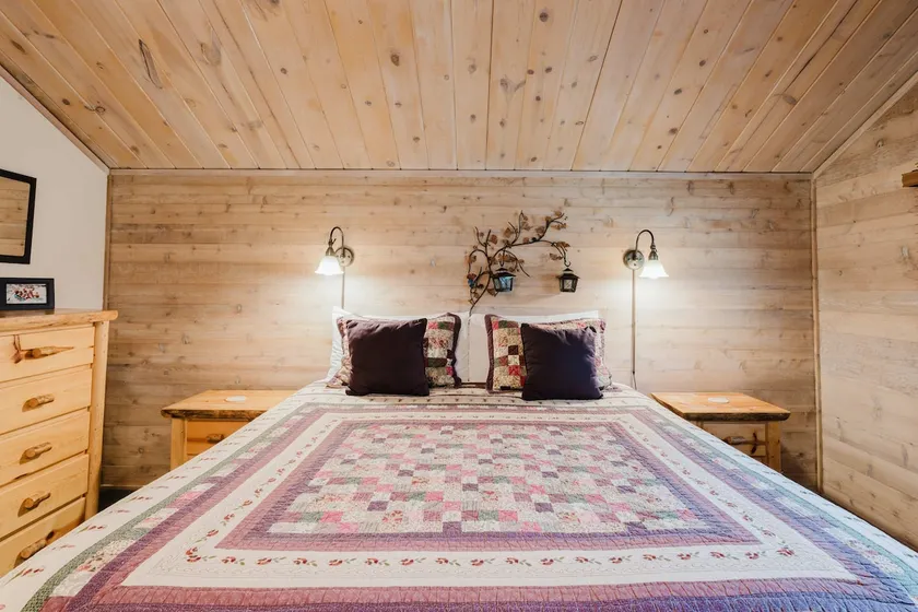 Wood-beam cabin with amazing location pools hot tub & SHARC passes - Image 1