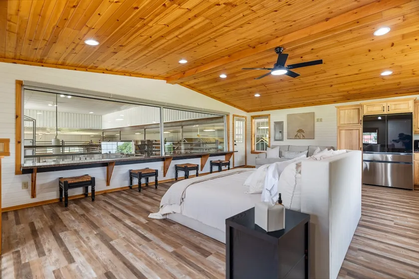 The Giraffe Suite at Barkheimer Barns - Image 1