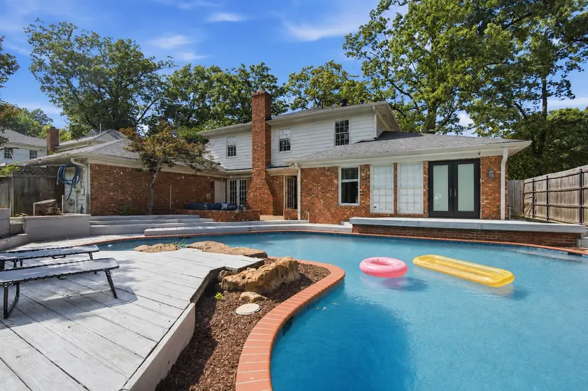 Near DWN TWN Home | Sleeps 10 | King Bed and Pool - Image 1