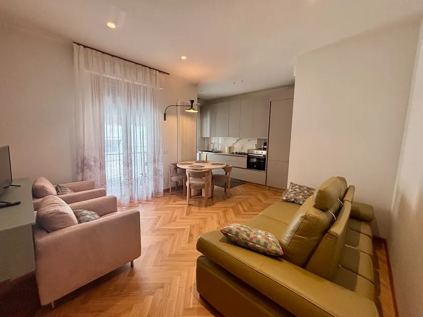 Designer Apt • King Bed • Parking • Florence 20’ - Image 1