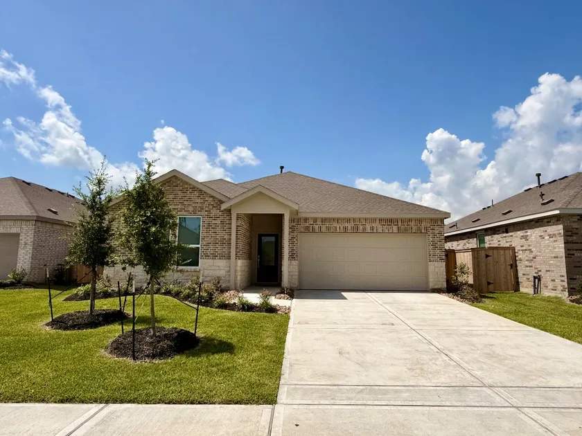 Spacious New home in Crosby. - Image 1