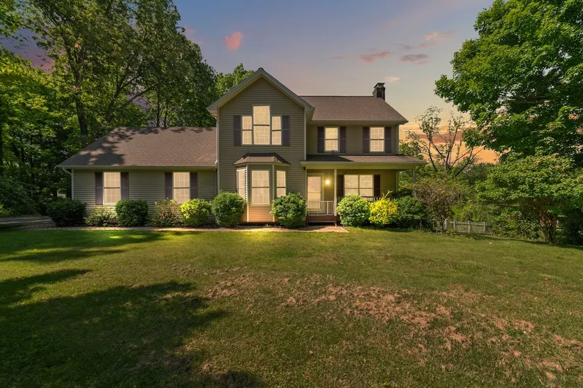 Family Home with Pool & Game Garage - Image 1