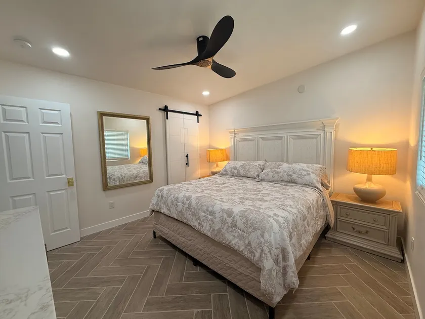 Restful Nook: King Bed/AC/WiFi/W&D/65TV (downtown) - Image 1
