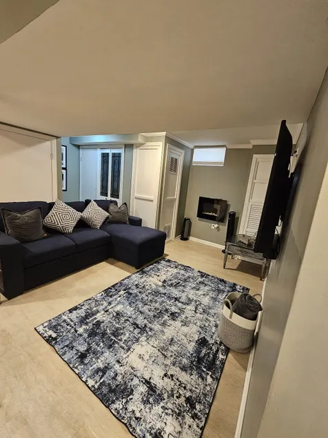 Private 2-bedroom unit mins from Airport & NYC - Image 1