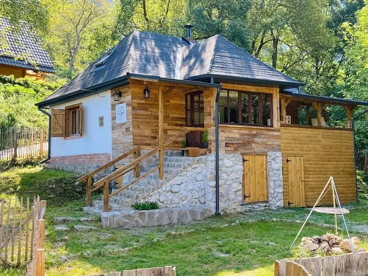 Bat's Cave Hut Transylvania - Rustic Retreat - Image 1
