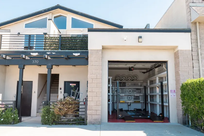Car lover’s dream apt w/garage & lift 1/1 sleeps 4 - Image 1