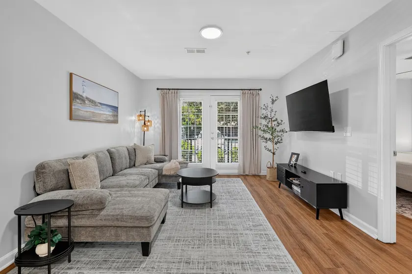 Wilmington Retreat: Pool, Gym, Coastal Convenience - Image 1