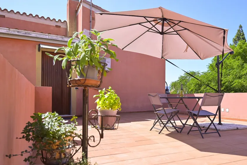 Vacation home with terrace - Image 1