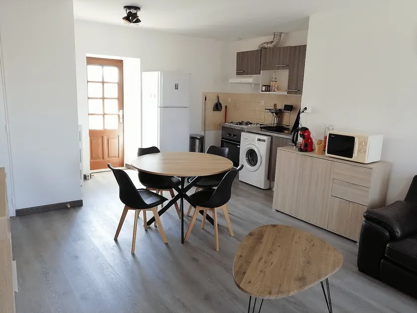 Cozy two-bedroom apartment with large balcony - Image 1