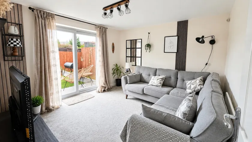 Spacious 5 Bedroom Home Hosted By MCR Dens - Image 1