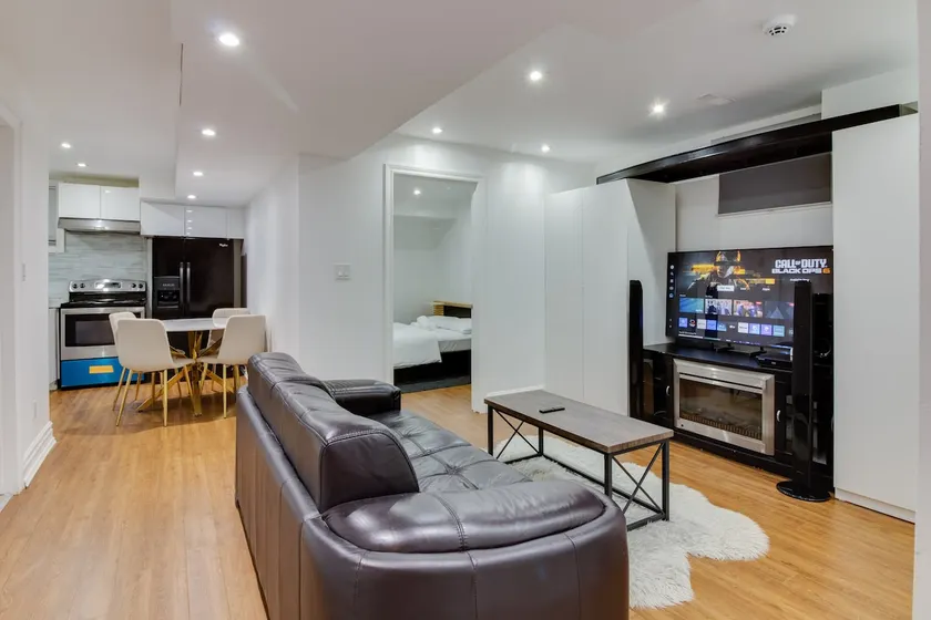 Basement unit near Toronto downtown - Image 1