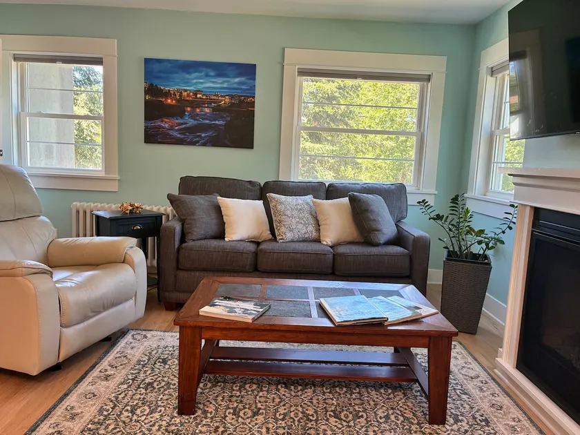 Contemporary Apartment With Amenities! - Image 1