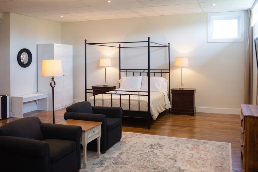 Modern Guest Suite with Gym & Sauna - Image 1