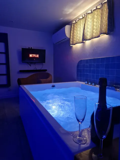 Santorini Suite - Greece, in the heart of Ariège. - Image 1