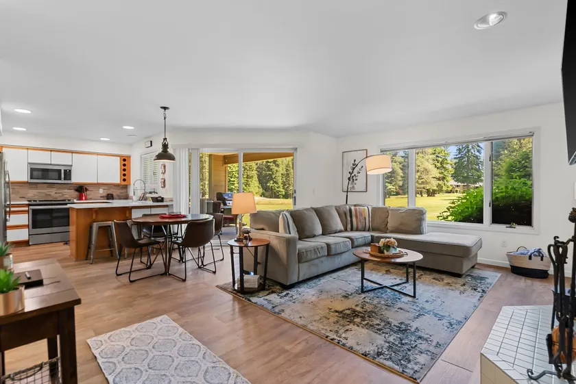 Golf-view 2BR condo near Lake Wenatchee | Sleeps 4 - Image 1