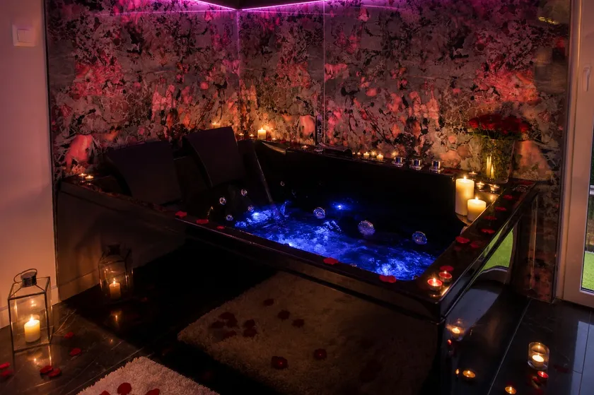 Love Room & Private Spa • XXL Jacuzzi • A/C - Image 1