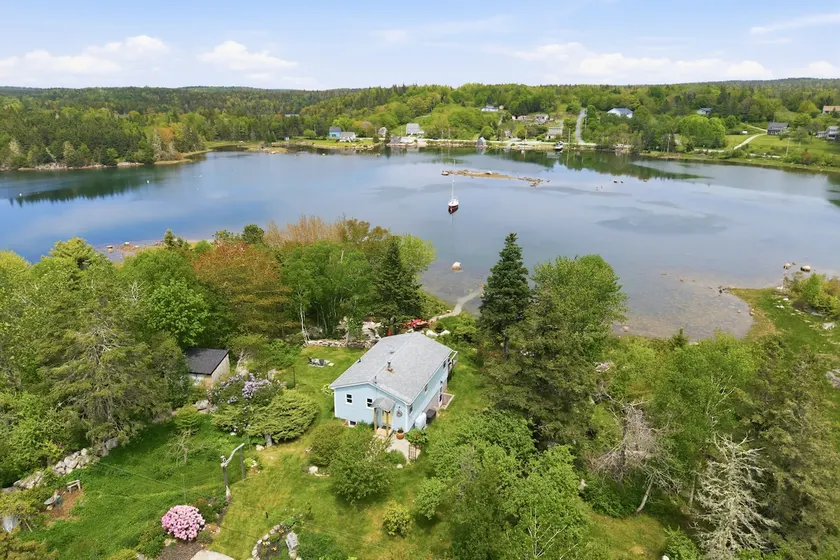 Coastal Getaway for 6 with Private Ocean Trail - Image 1