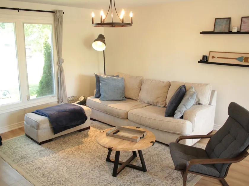 Large cottage near Lake Simcoe with pool table - Image 1