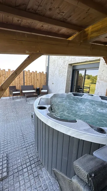 Round 6-person hot tub in large house - Image 1