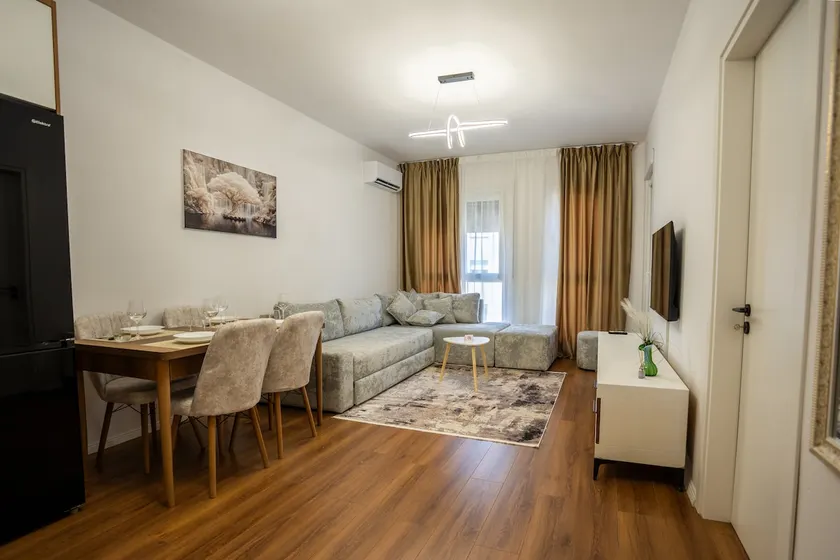 Cozy Apartment Near Airport & Center - Image 1