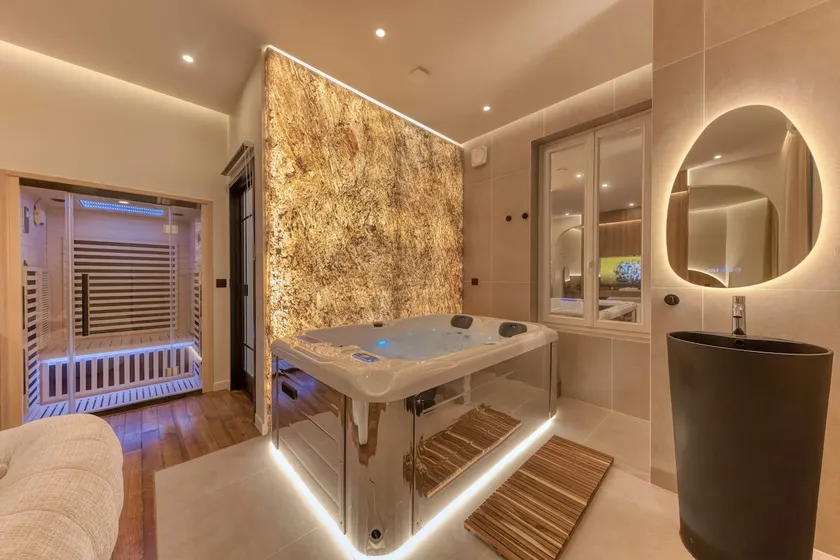 Prestige Suite • Exceptional Private Hot Tub - Image 1