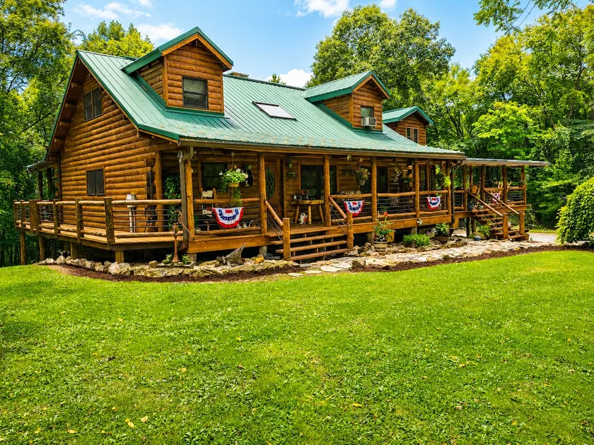 Rustic Luxury Cabin Retreat on Private Acres - Image 1