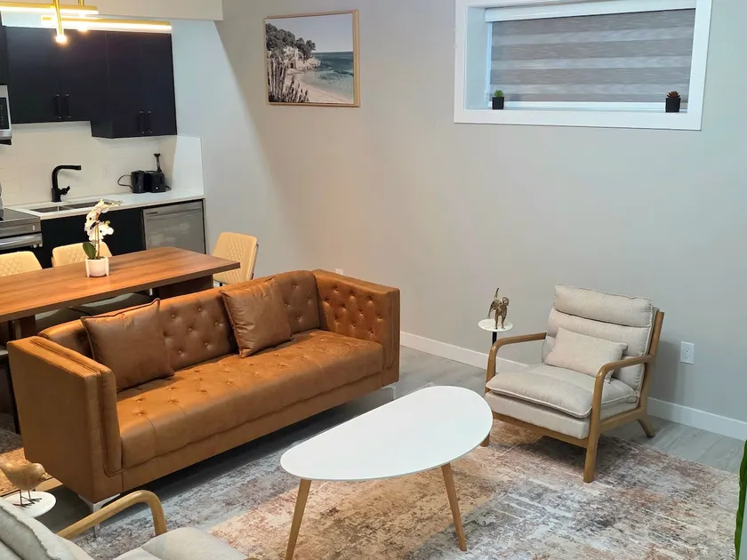 Stylish Luxury Apartment Near CFB Edmonton - Image 1