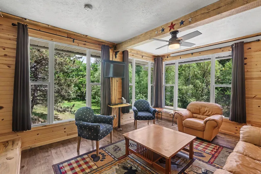 The Hill View Suite at Ten Stone Lodge - Image 1