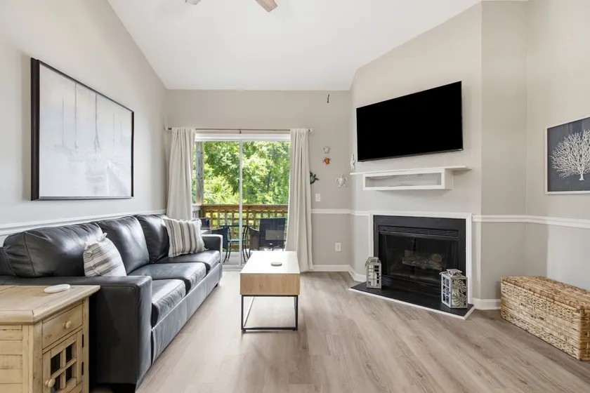 Coastal Condo: Pet friendly/Pool/Mins to UNCW & WB - Image 1
