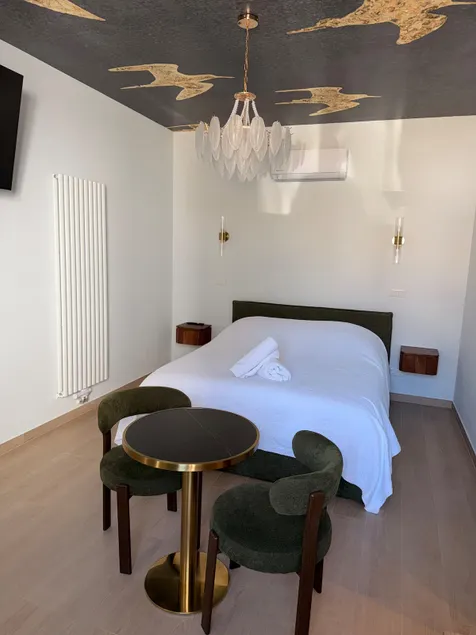 Suite with kitchenette, airport 15 minutes, parking - Image 1