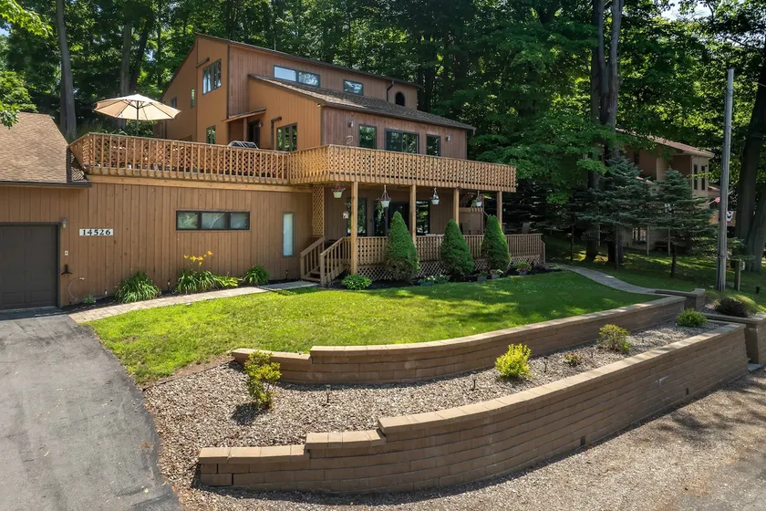 Em's Lake House - Image 1