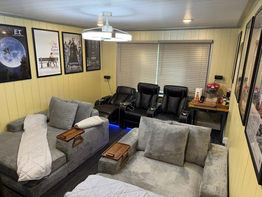 Hot Tub and Home Theatre in the Hood - Image 1
