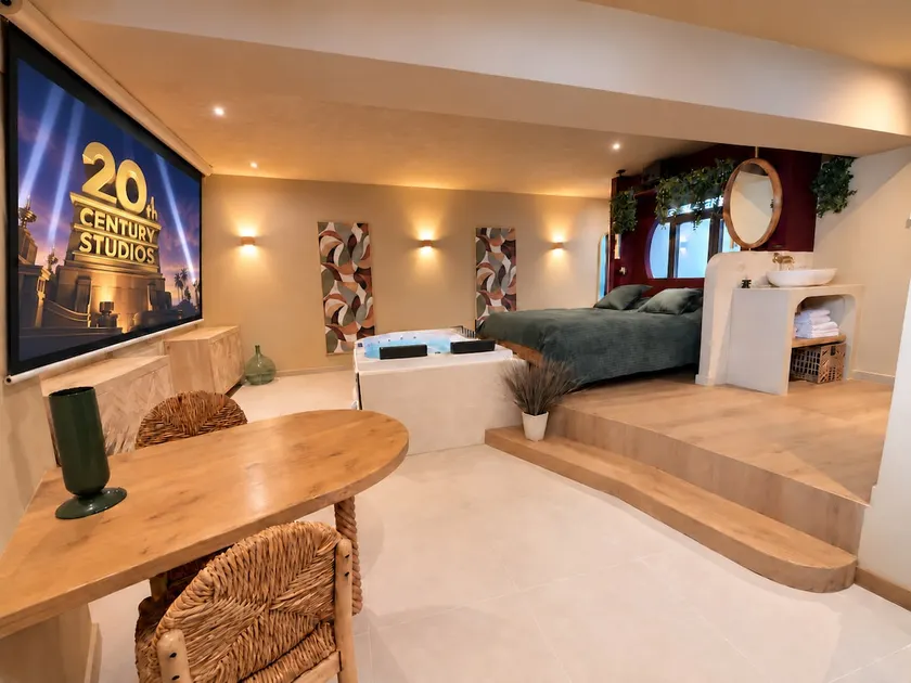 Private hot tub & XXL cinema – Suite for 2 - Image 1